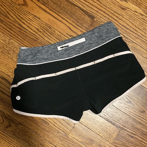 Lululemon Run: Speed Short - Size 4 - Picture 2 of 3